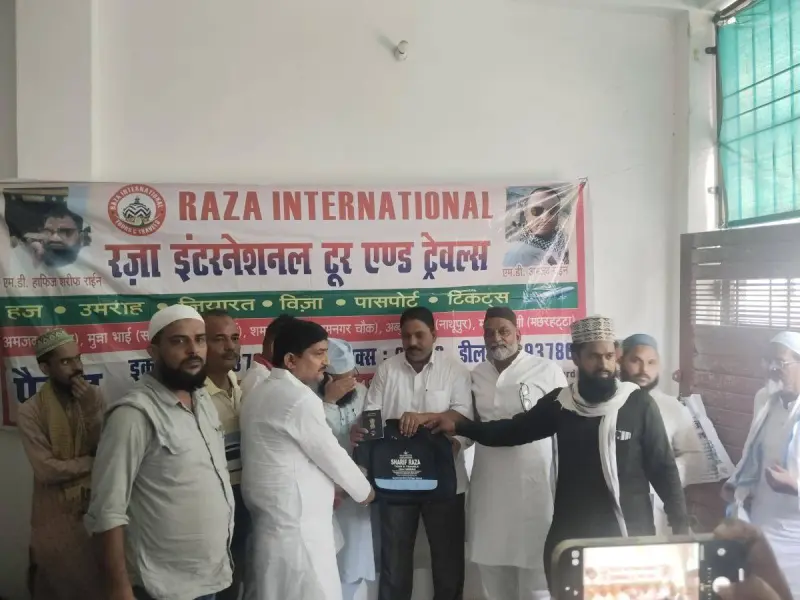 शरीफ राजा टूर्स ने उमराह यात्रियों को बांटी किट, दुआओं के साथ मुकद्दस सफर पर रवाना हुए अकीदतमंद