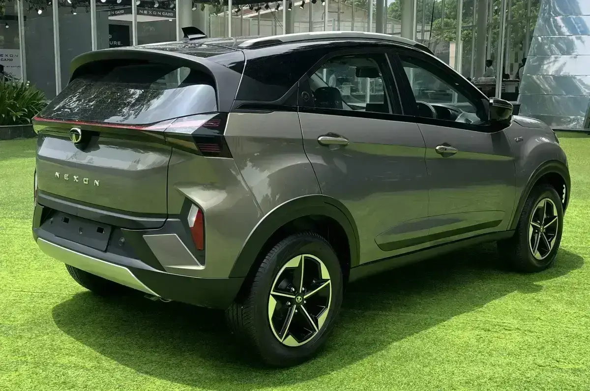 Tata Nexon Camo Edition ₹9.99 लाख में धमाकेदार एंट्री, मिली बड़ी 12.3-इंच स्क्रीन और इनबिल्ट डैशकैम