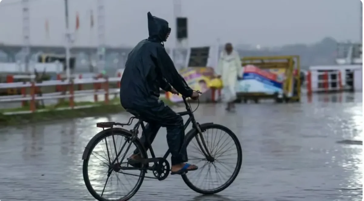 UP Weather Update: गुलाबी ठंड से पहले बड़ा बदलाव, 66 जिलों में भारी बारिश का अलर्ट जारी