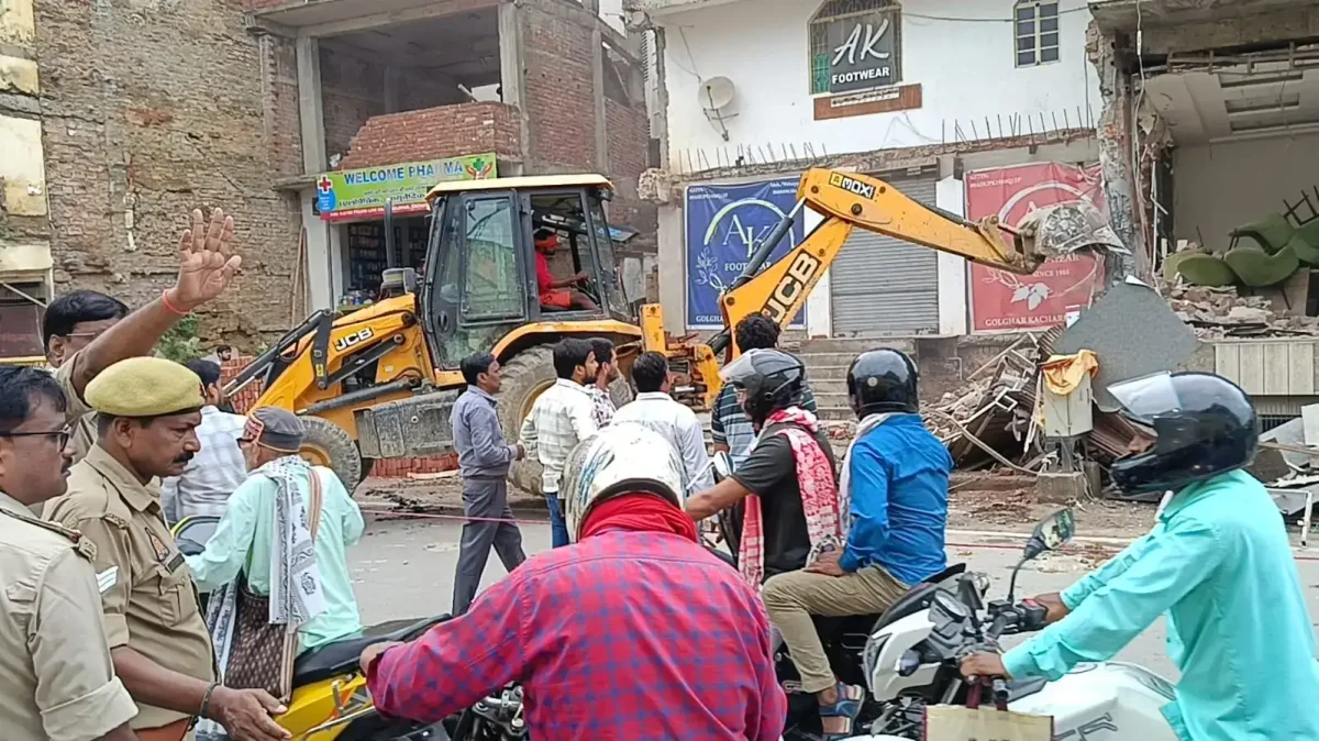 वाराणसी में 24 घंटे का नोटिस और चल गया बुलडोजर, मचा हड़कंप