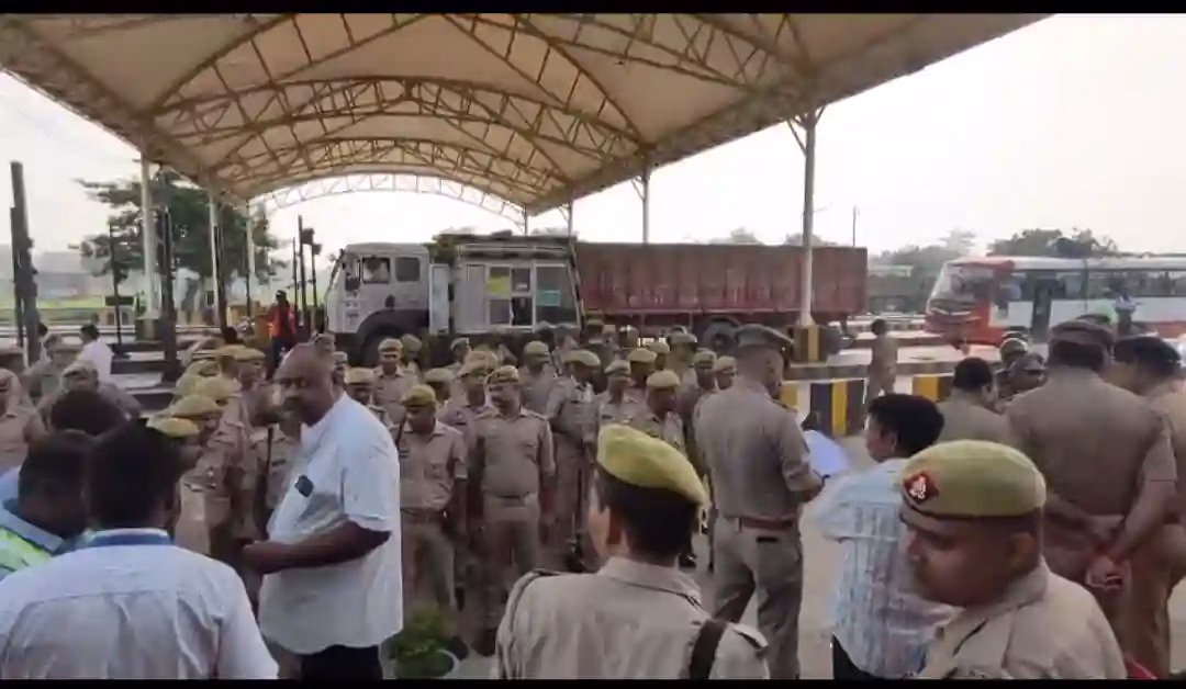 वाराणसी में हाई वोल्टेज ड्रामा: ढेरही टोल प्लाजा पर किसानों का आज बड़ा धरना, छावनी में बदला इलाका