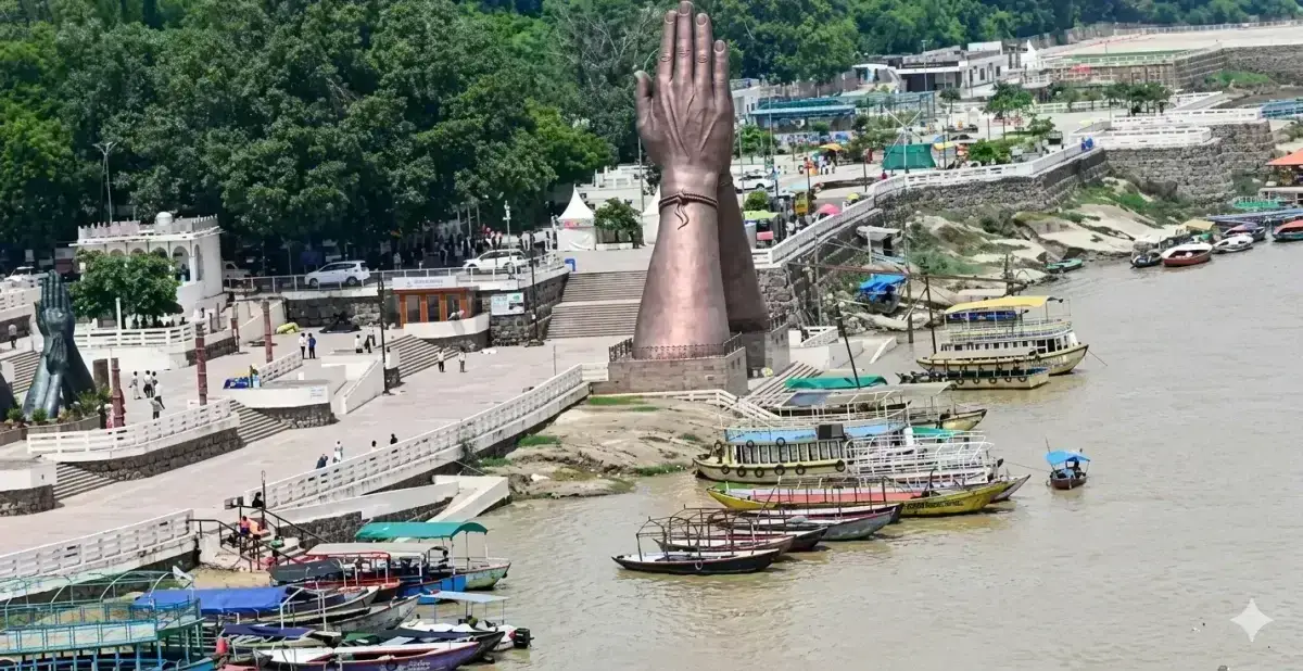 वाराणसी में गंगा नदी में अचानक नावें बंद, अब केवल क्रूज का सफर