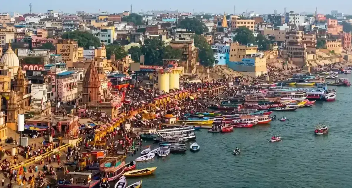 वाराणसी में गंगा का रौद्र रूप: उफान से खतरे के निशान की ओर नदी, प्रशासन अलर्ट