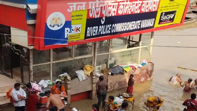 वाराणसी में फिर बढ़ा गंगा का जलस्तर, वरुणा नदी में पलट प्रवाह से दहशत