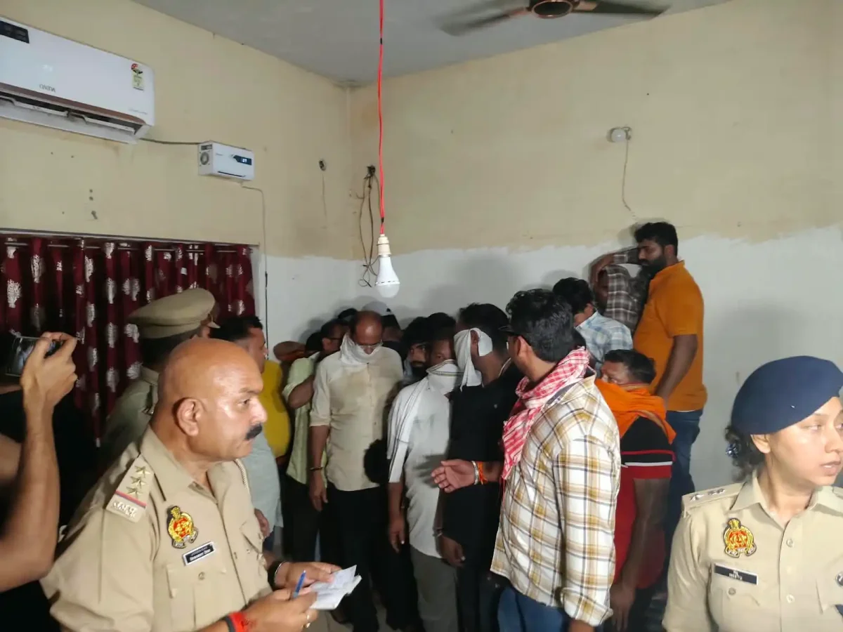 वाराणसी में बड़ी कार्रवाई: बंद मकान के अंदर चल रहा था हाई-प्रोफाइल जुआ, 47 लोग गिरफ्तार