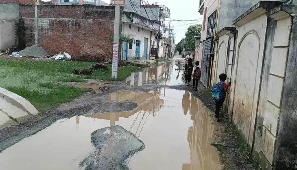 वाराणसी: बारिश थमी पर कंदवा की कॉलोनियों में सीवर के गंदे पानी का पहरा