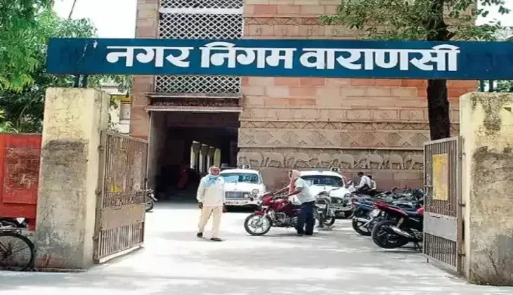 वाराणसी में नगर निगम की बड़ी कार्रवाई, 16 सफाई कर्मियों का वेतन कटा