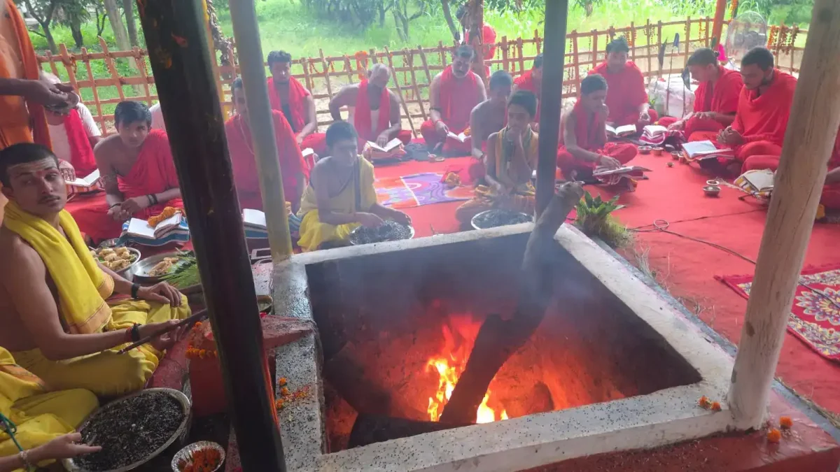 वाराणसी में सहस्त्र चंडी महायज्ञ: मां कमलात्मिका की विशेष पूजा से गूंजा परिसर