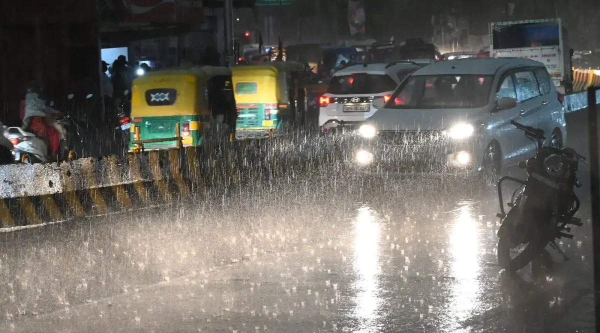 वाराणसी में बदला मौसम का मिजाज, झमाझम बारिश से लुढ़का पारा